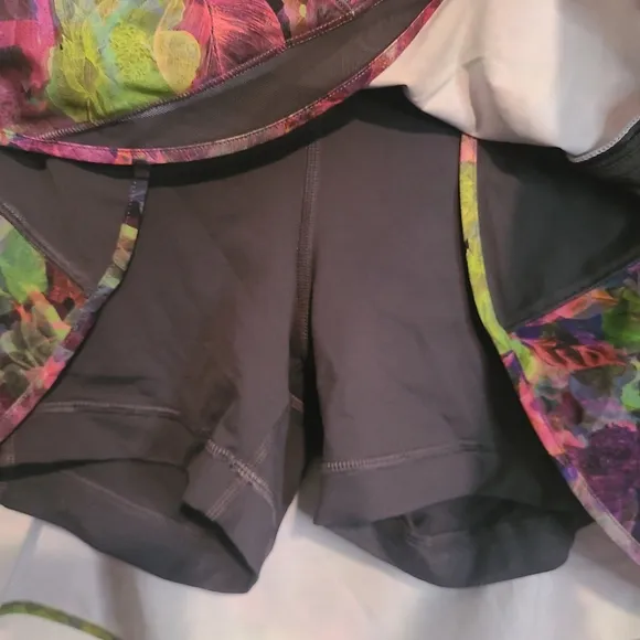 213 Lululemon Hotty Hot High-Rise SkirtVivid Floral Tone Multi / Graphite Grey