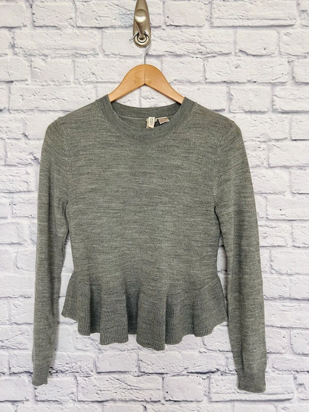 H&M DIVIDED Women’s Sweater Knit Lightweight Peplum Bottom Sz Small Gray
