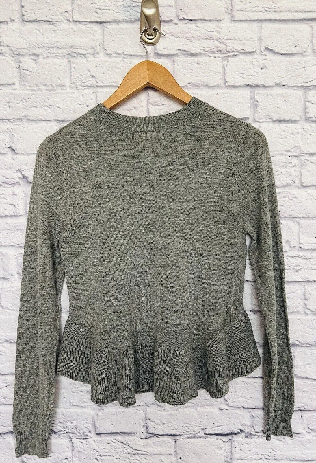 H&M DIVIDED Women’s Sweater Knit Lightweight Peplum Bottom Sz Small Gray
