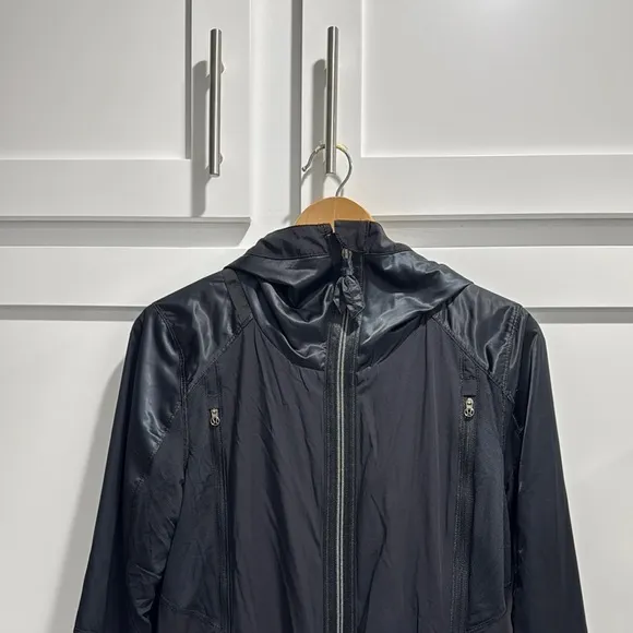 Lululemon Women's Right Round Rain Jacket Hoody Black Full Zip Size 6