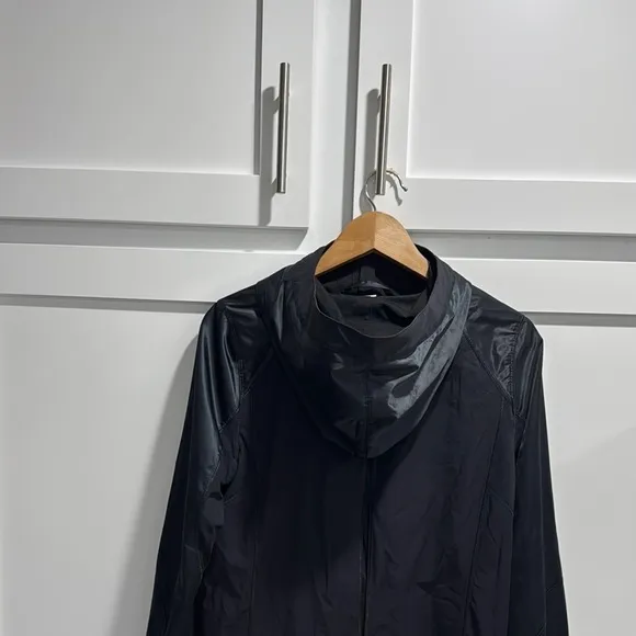 Lululemon Women's Right Round Rain Jacket Hoody Black Full Zip Size 6