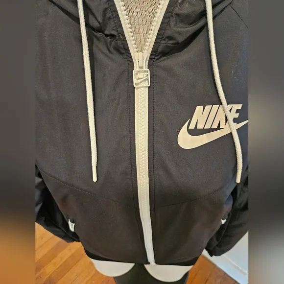 Nike NWT Women's Windrunner Windbreaker Lined Hooded Jacket Full Zip Black Sz S