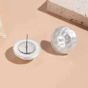Pearl & Silver-Plated Hammered Round Stud Earrings